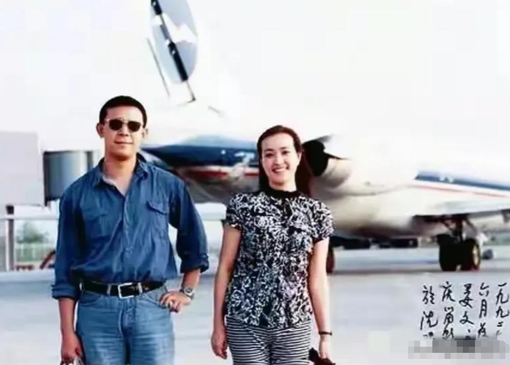 “2002年，刘晓庆因偷税入狱，震惊全国。就在她人生低谷时，姜文托人送去一条绣有