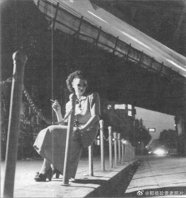 战后的日本东京，一名在街头抽烟的妓女，她们被称之为“pan pan girl”，