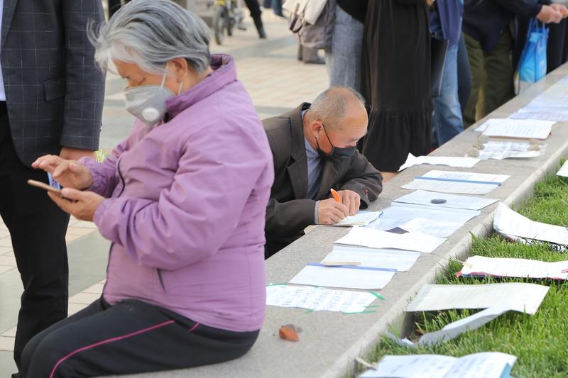 在找对象这件事上，很多人容易陷入一个误区。就像有人总爱显摆自己多优秀，有房有车衣