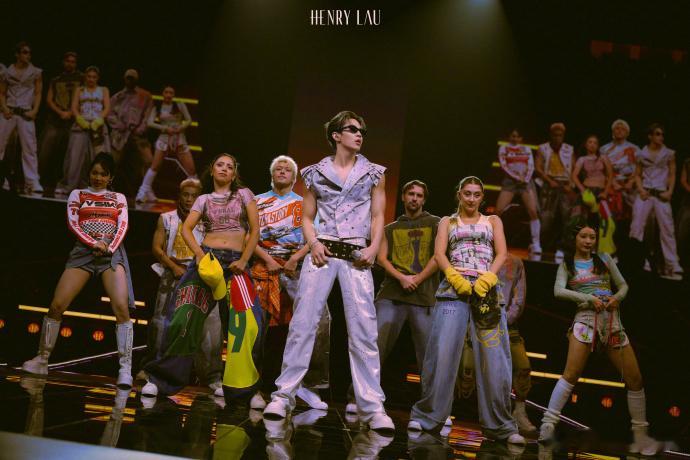 刘宪华和琴弦们一起完成了演出刘宪华和粉丝一起完成演出 伴随着粉色的灯光和旋律的氛