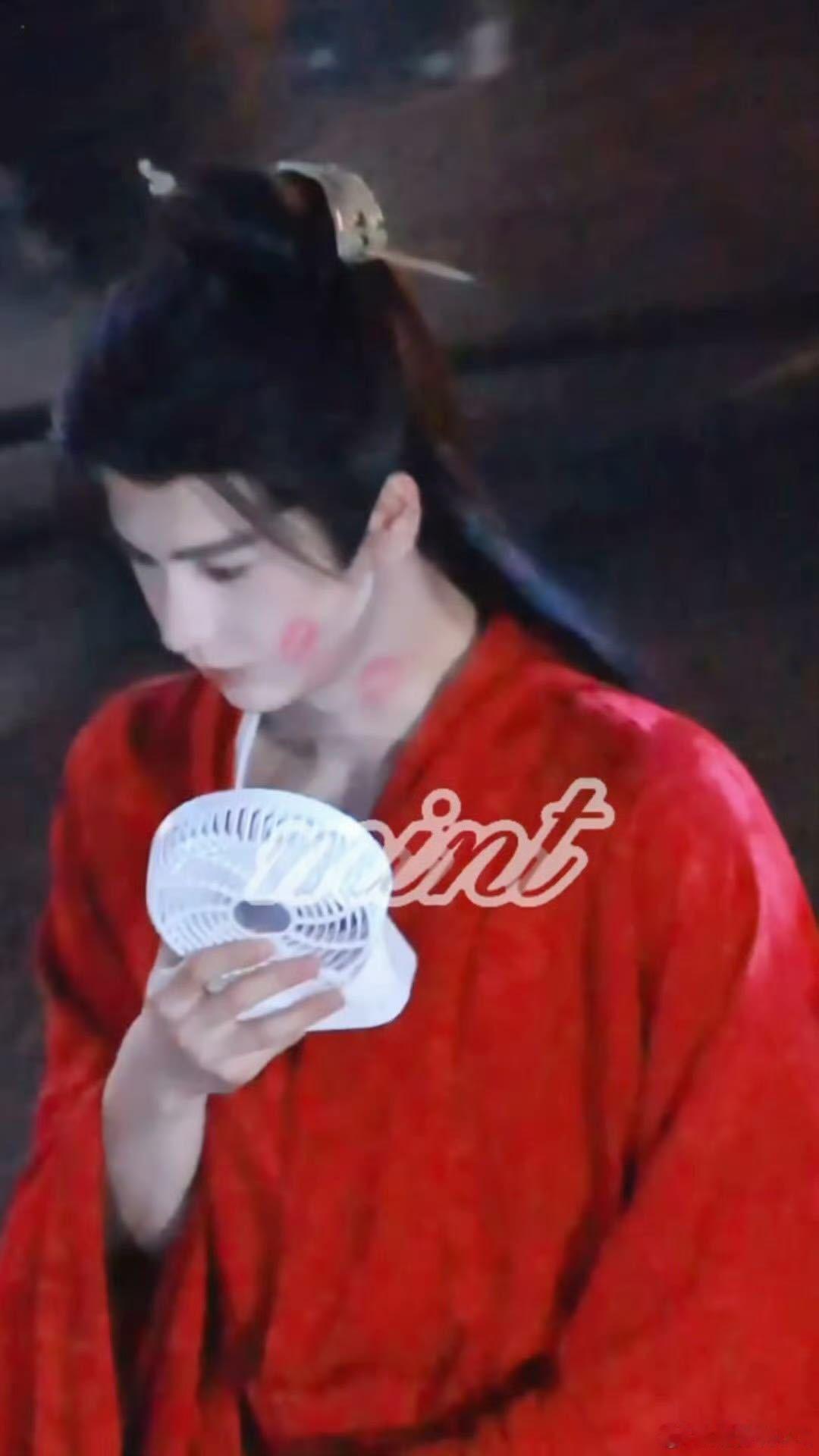 张凌赫刺棠脸上脖子上都有唇印《刺棠》夜拍路透出圈，张凌赫脸上脖子布满唇印。美强惨