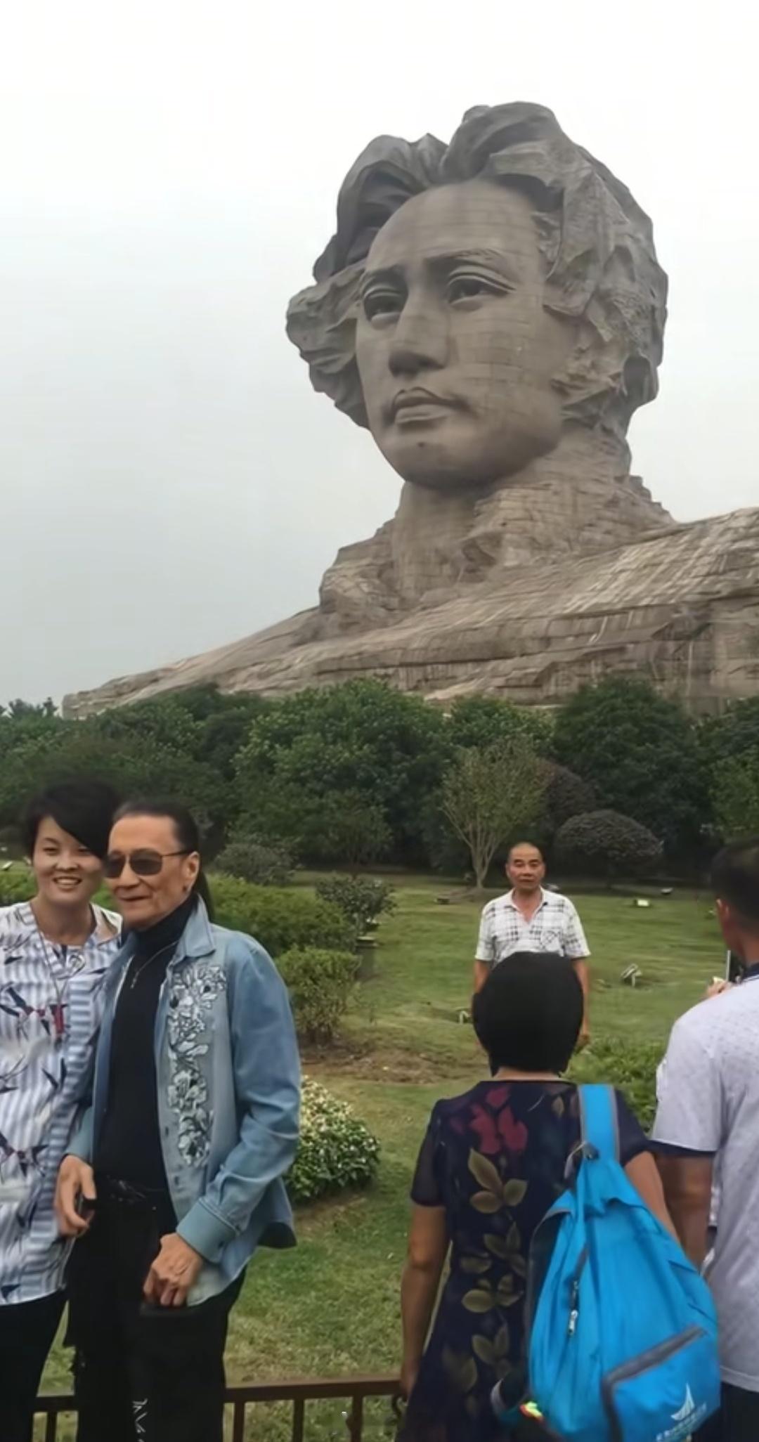 看到一个网友发的视频。2017年，她在橘子洲头偶遇谢贤。那天，他恰好也在瞻仰青年