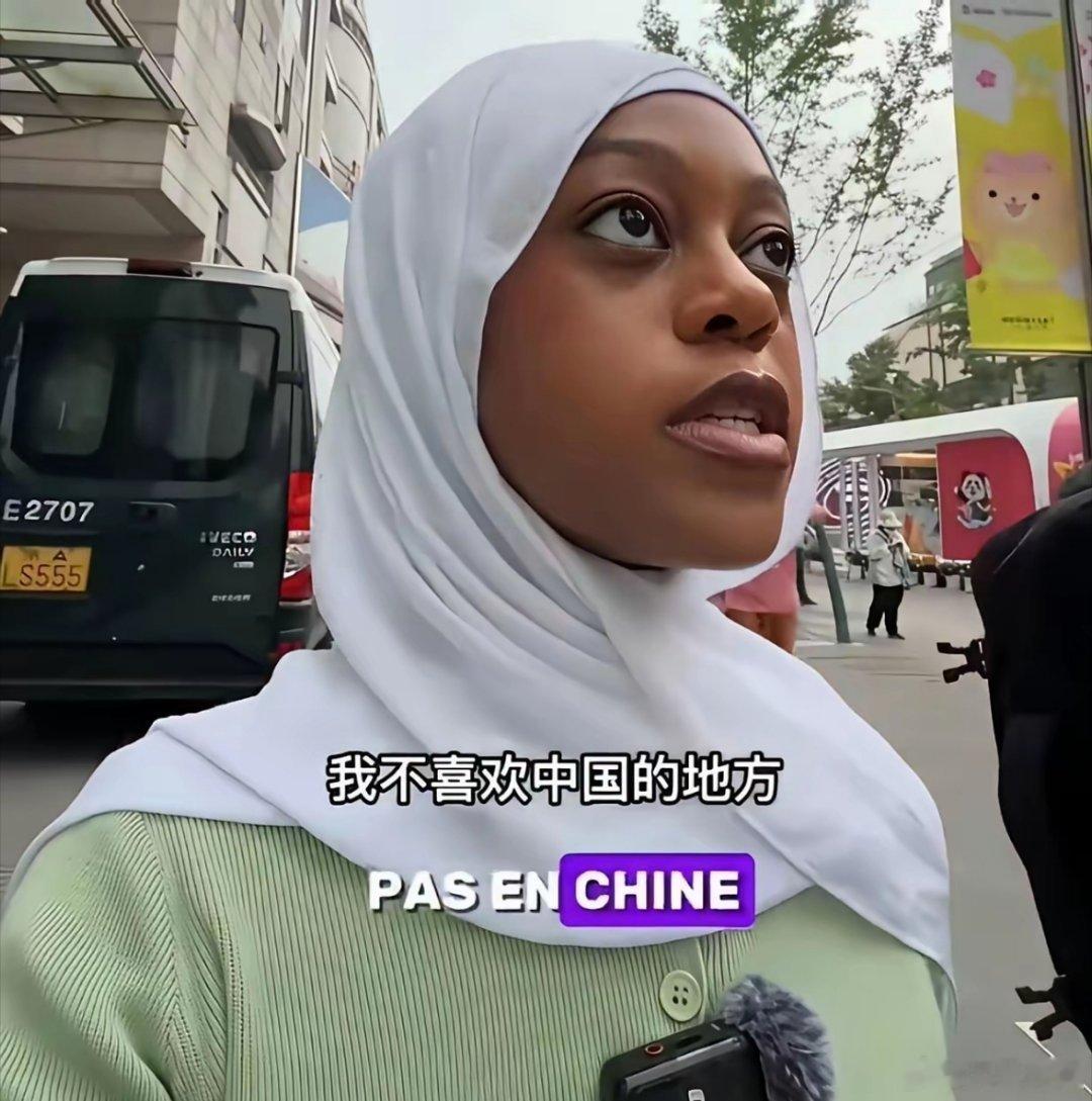 有个外籍女子吐槽，她在北京逛超市老有人紧跟。这可给她整得挺不得劲儿。其实吧，估计