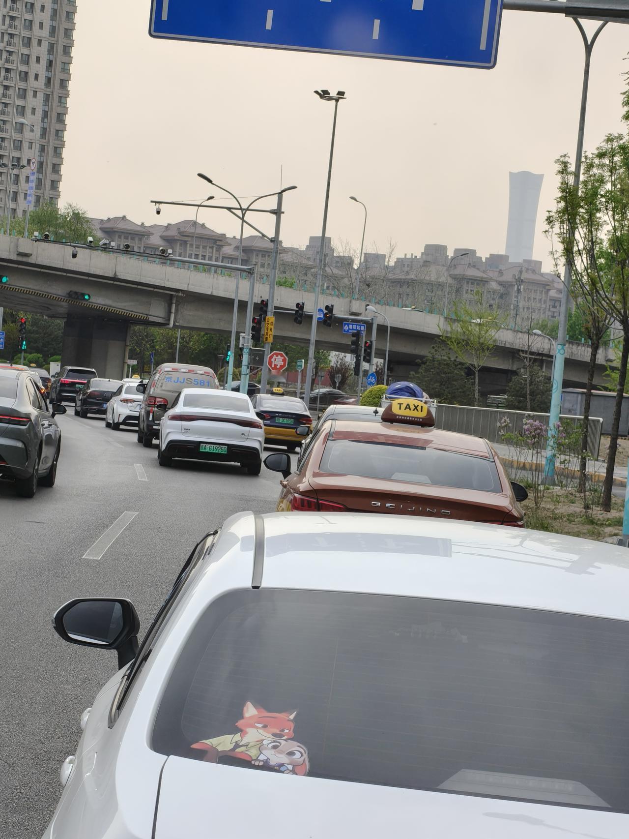 中国尊天天见
最近常去朝阳，看中国尊就在我前方！
  地标建筑！伴
我迎来又送往