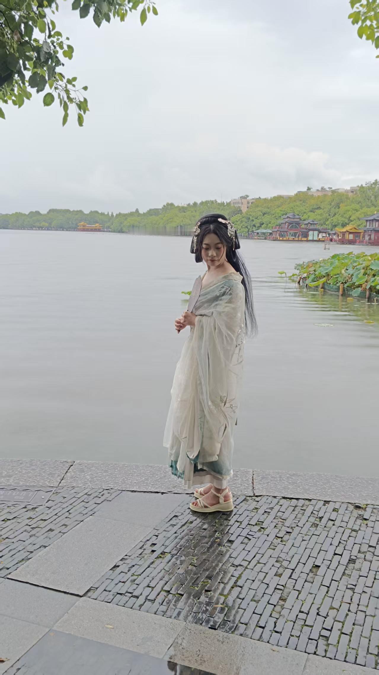 说杭州西湖美若天仙，一点都不夸张。西湖的美，是那种能让人一眼就沉醉的美。
春天，