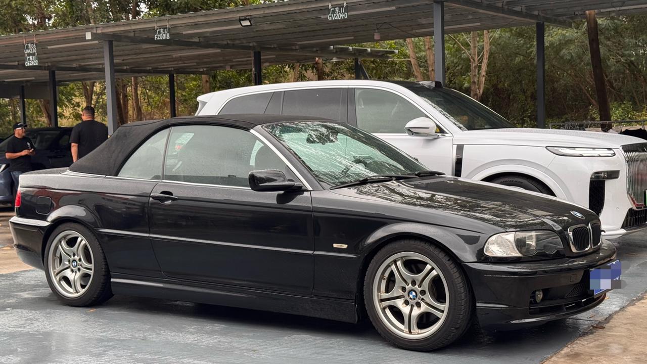 E46敞篷的身材比例真的很好看
本来我还打算过买1系敞篷
但E46看过就真的很难