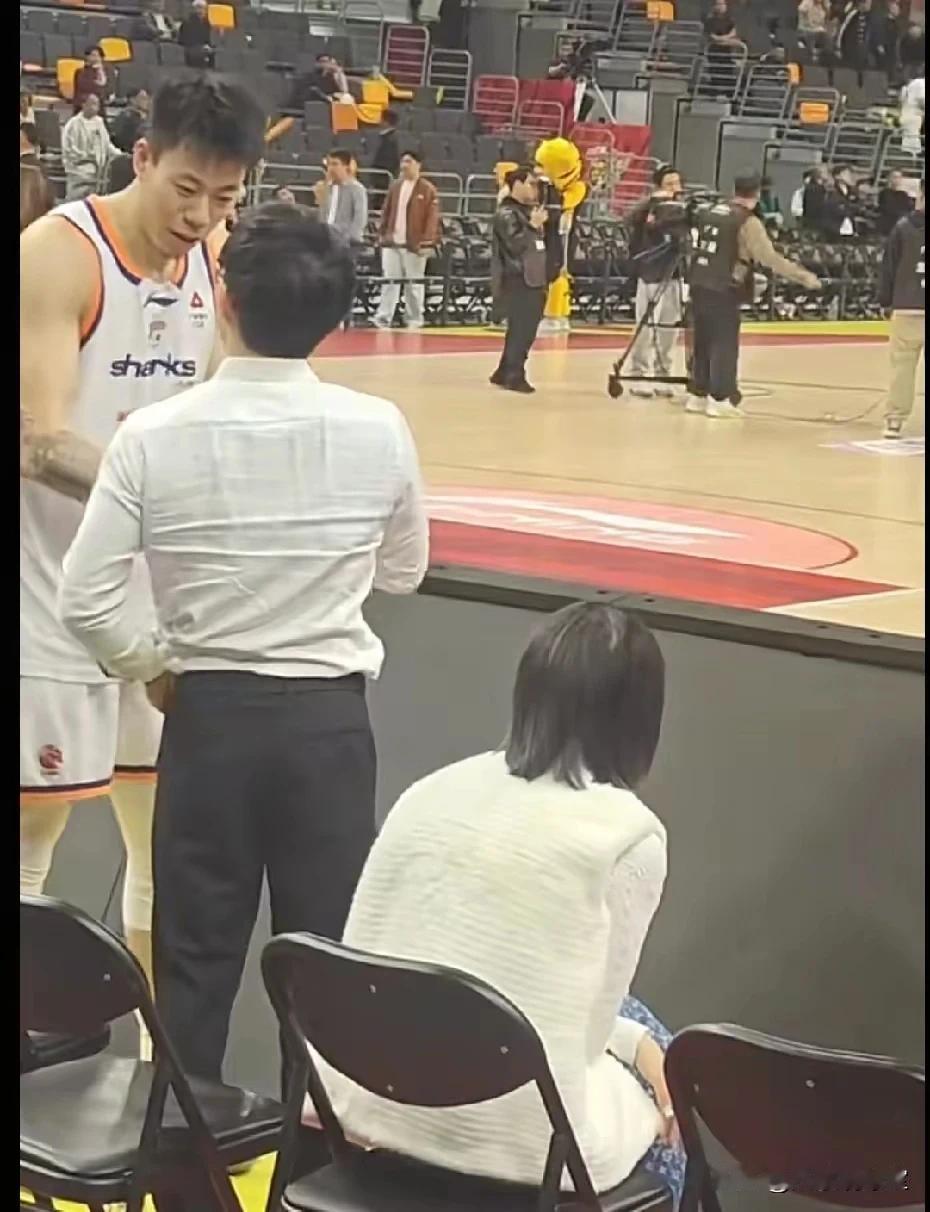 万万没想到，张镇麟、刘礼嘉和广东宏远俱乐部的老板娘、老板儿子的关系那么好，上海与