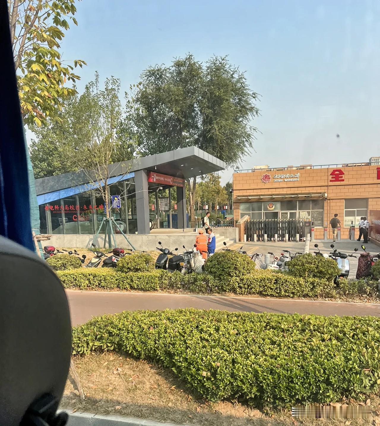 西安地铁6号线一期南段通车后

西电南校区-未来之瞳站🚉地铁C口

出来就是西