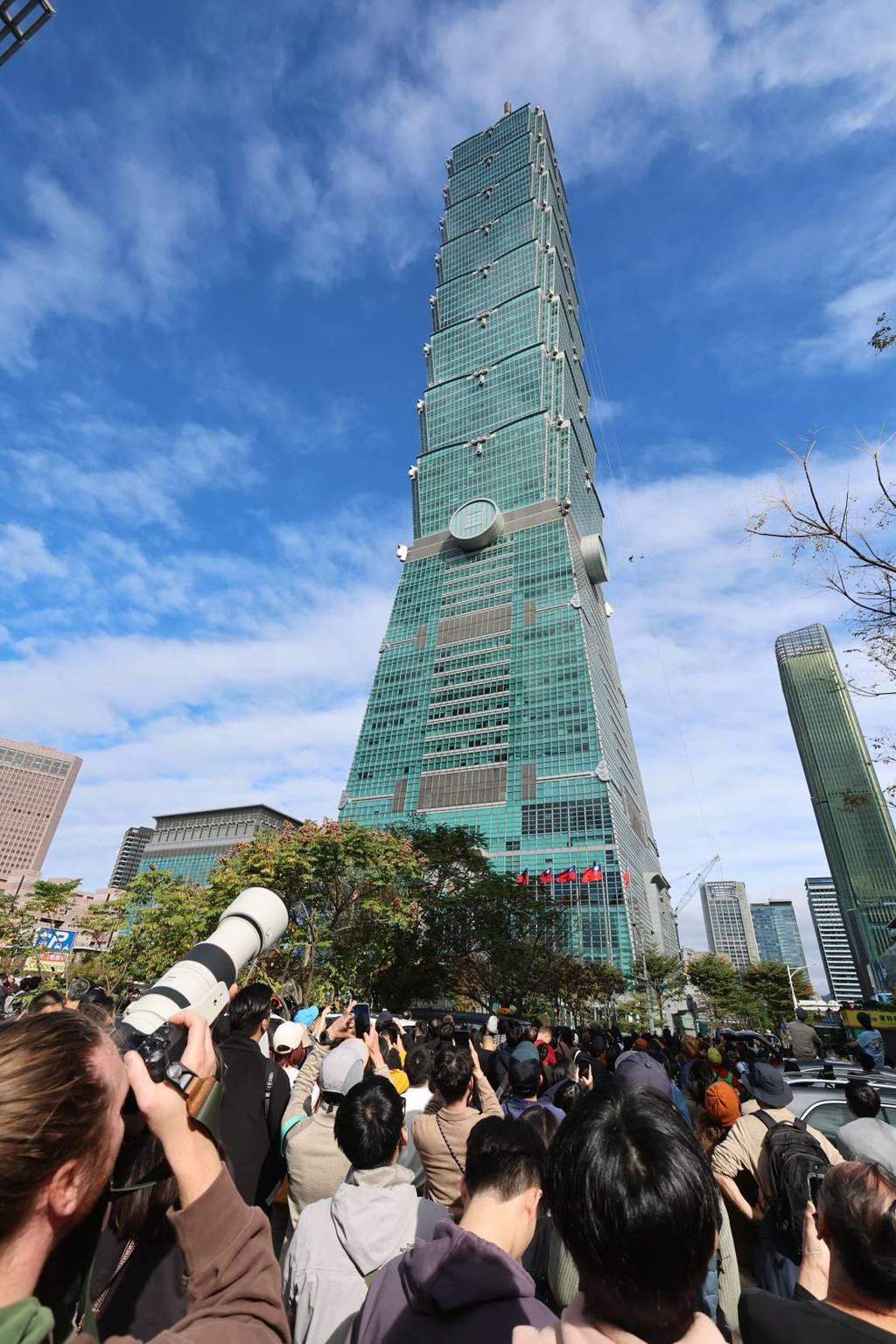 美国攀岩传奇艾力克斯．霍诺德（Alex Honnold）25日挑战徒手攀登台北1