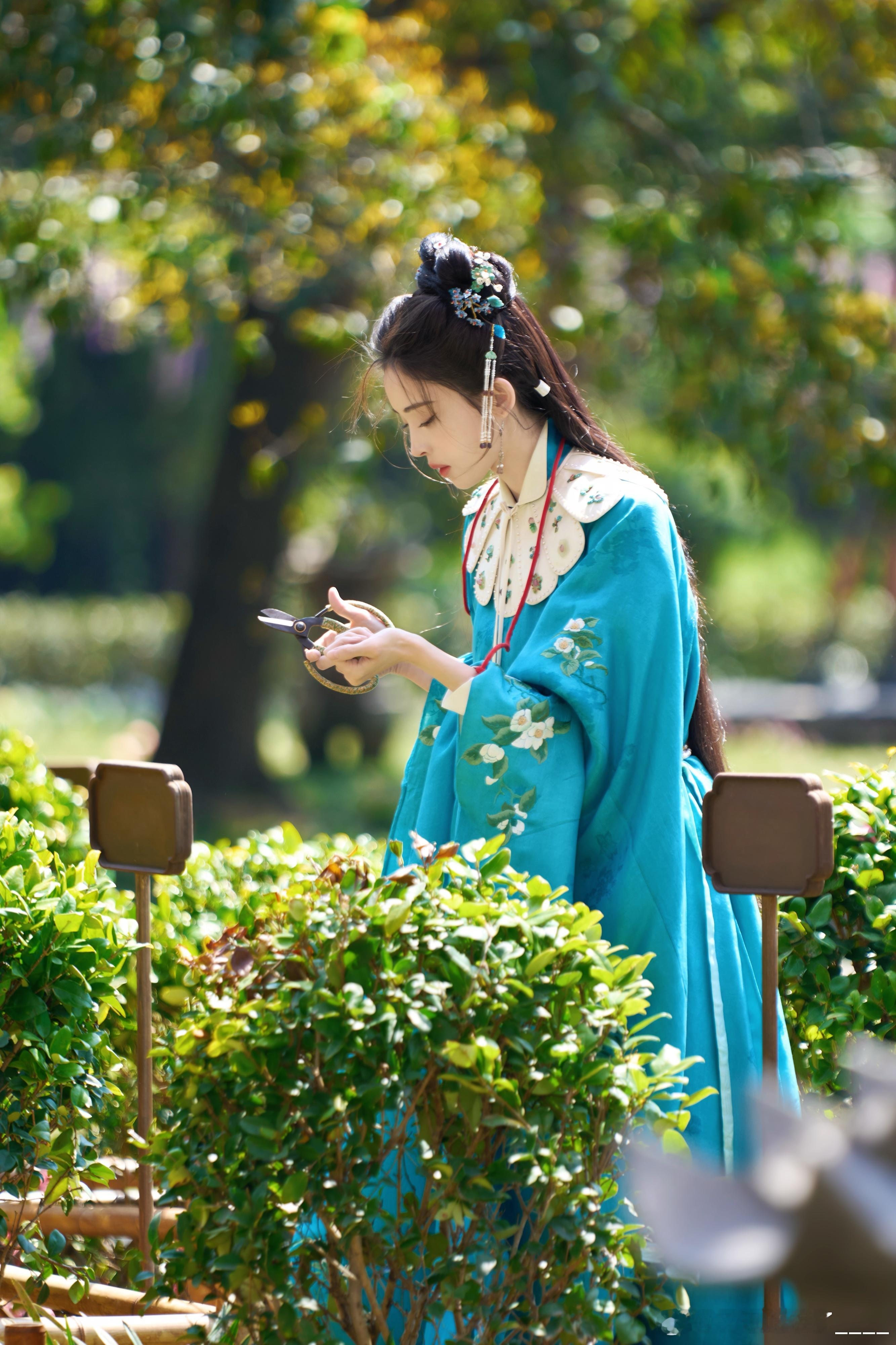 于正认可娜扎演技，直言“特别特别特别喜欢”，娜扎新剧女茶王身处复杂宅门商界，飒爽