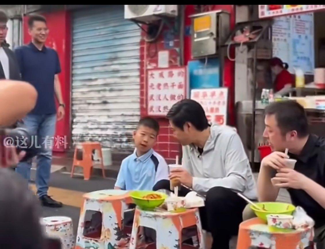 雷军澄清早餐被骂装这种公众人物自己外出恨不得包裹的严严实实，那么多摄像机拍，肯定