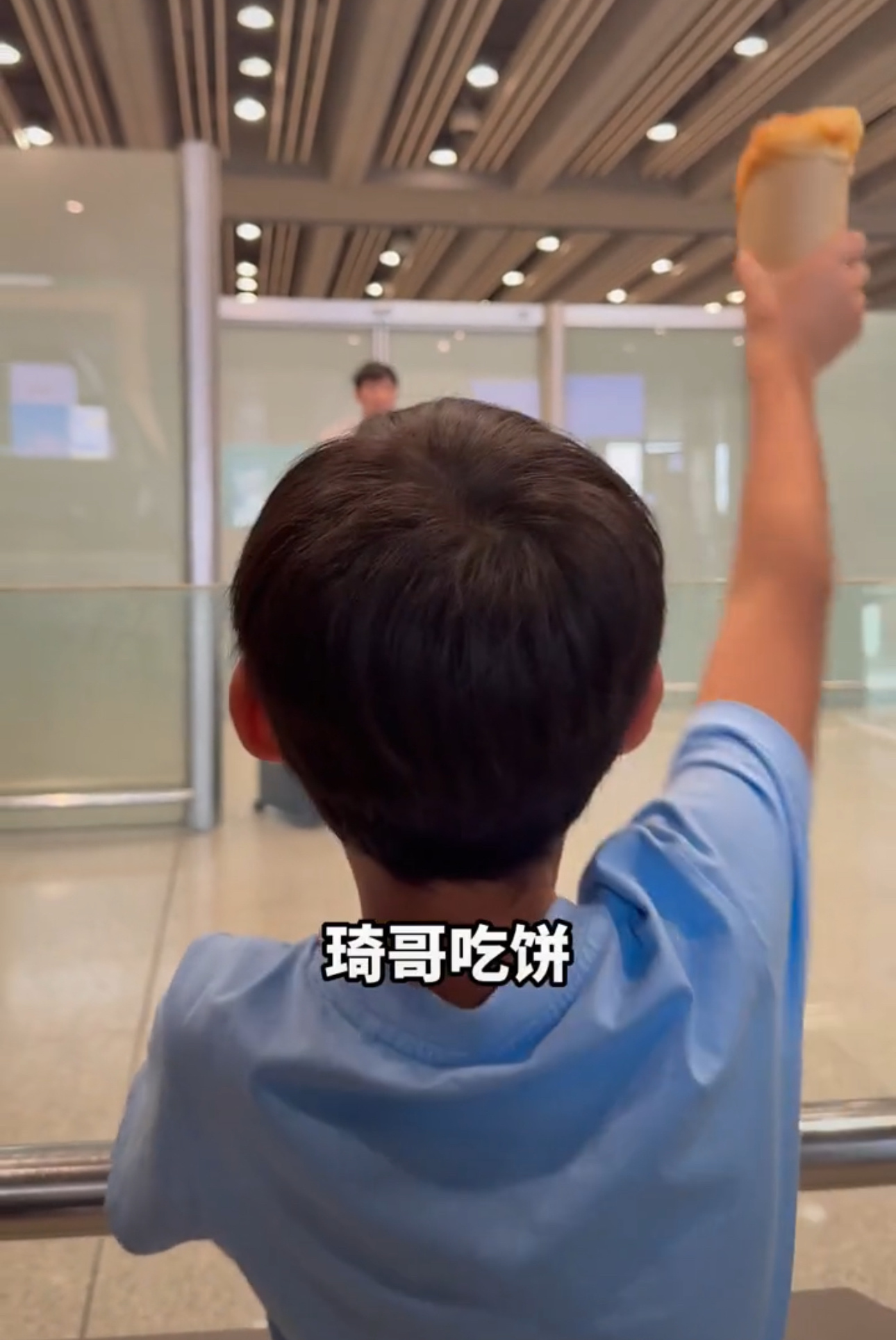 哈哈哈哈哈哈哈哈糊糊-周琦最大黑粉头子周琦儿子带鸡蛋灌饼接机 ​​​
