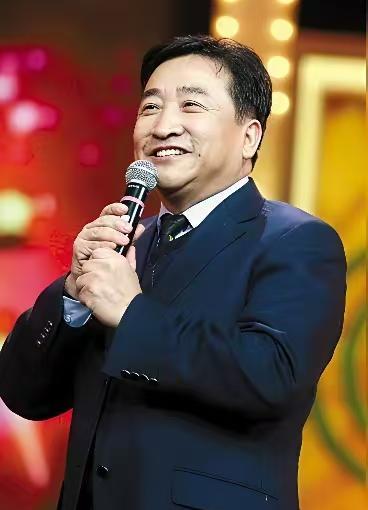 八十年代，陈冲接过那尊小金人时，刘晓庆正在中国电影厂里领固定工资。
一个拥抱了自