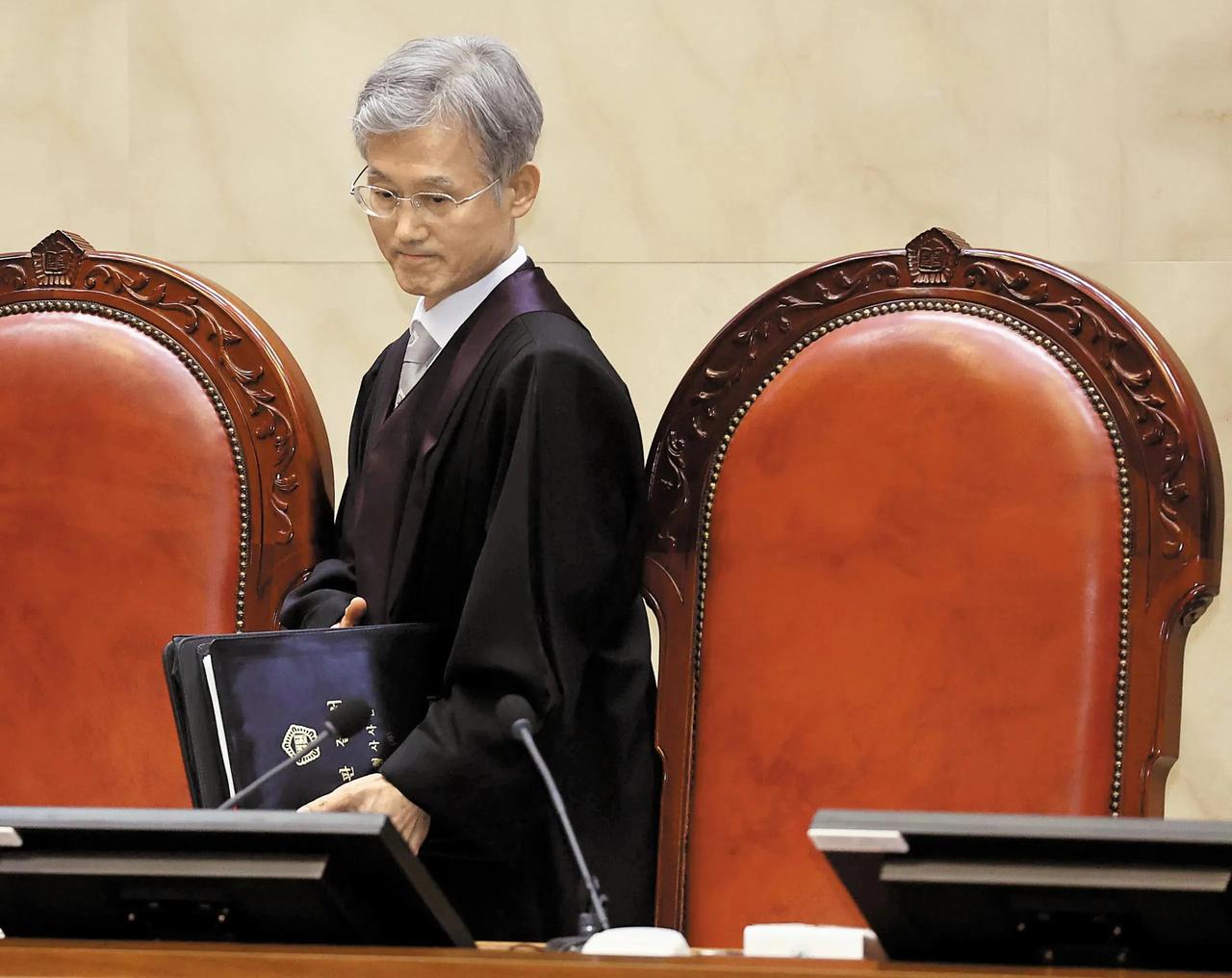 韩国全国法官代表临时会议26日
召开。
毫无意外，曹喜大安然无恙。
全体126名