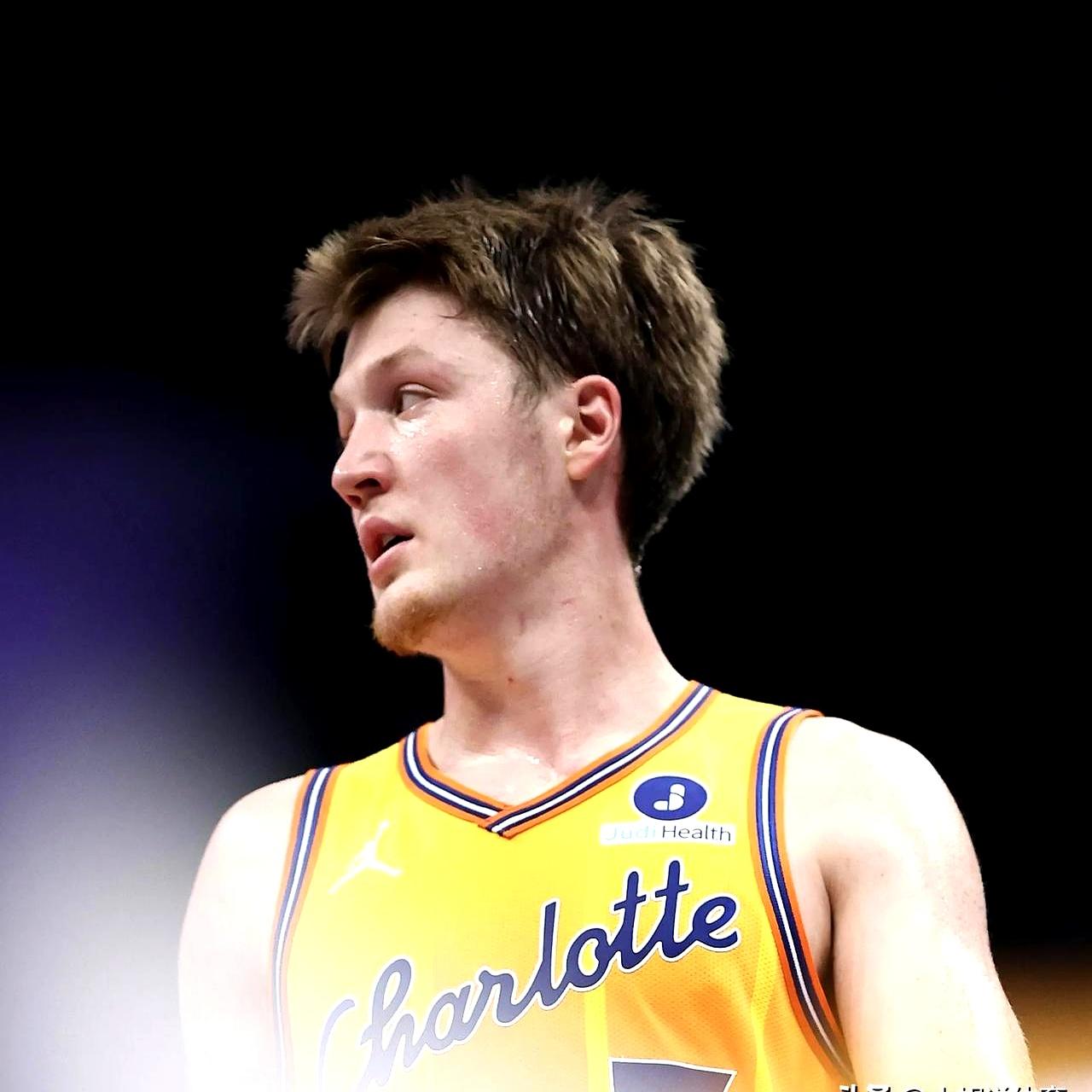 黄蜂终于会选秀了?4号秀克努佩尔近十场场均可以拿到23.1+
 

这孩子才20