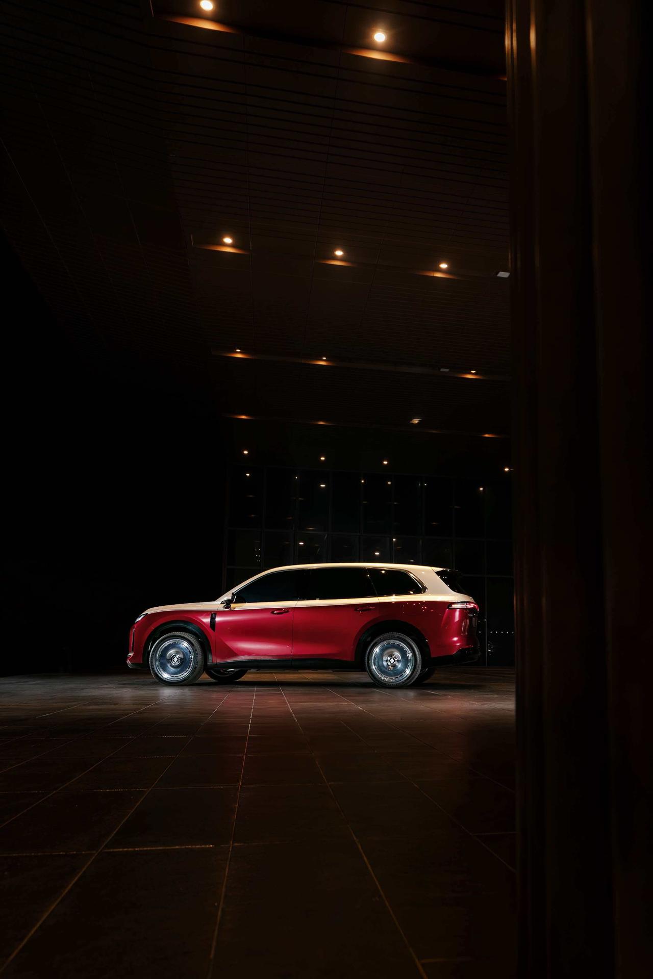 华境S炽焰鎏金色实拍首发
炽焰鎏金，驭见非凡
一笔朱红，揽尽山河万象
一抹鎏金，