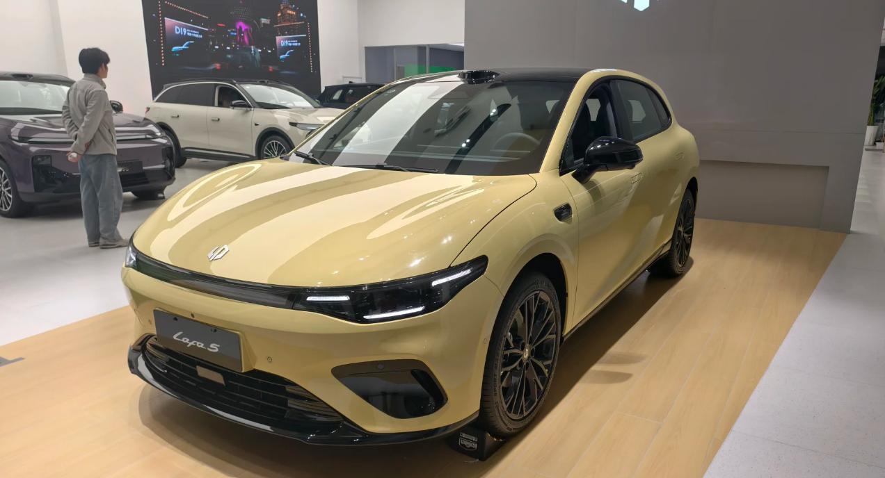 其实没必要跟名爵MG4比，因为这两车的质感天差地别。
去门店看过名爵MG4，唯一