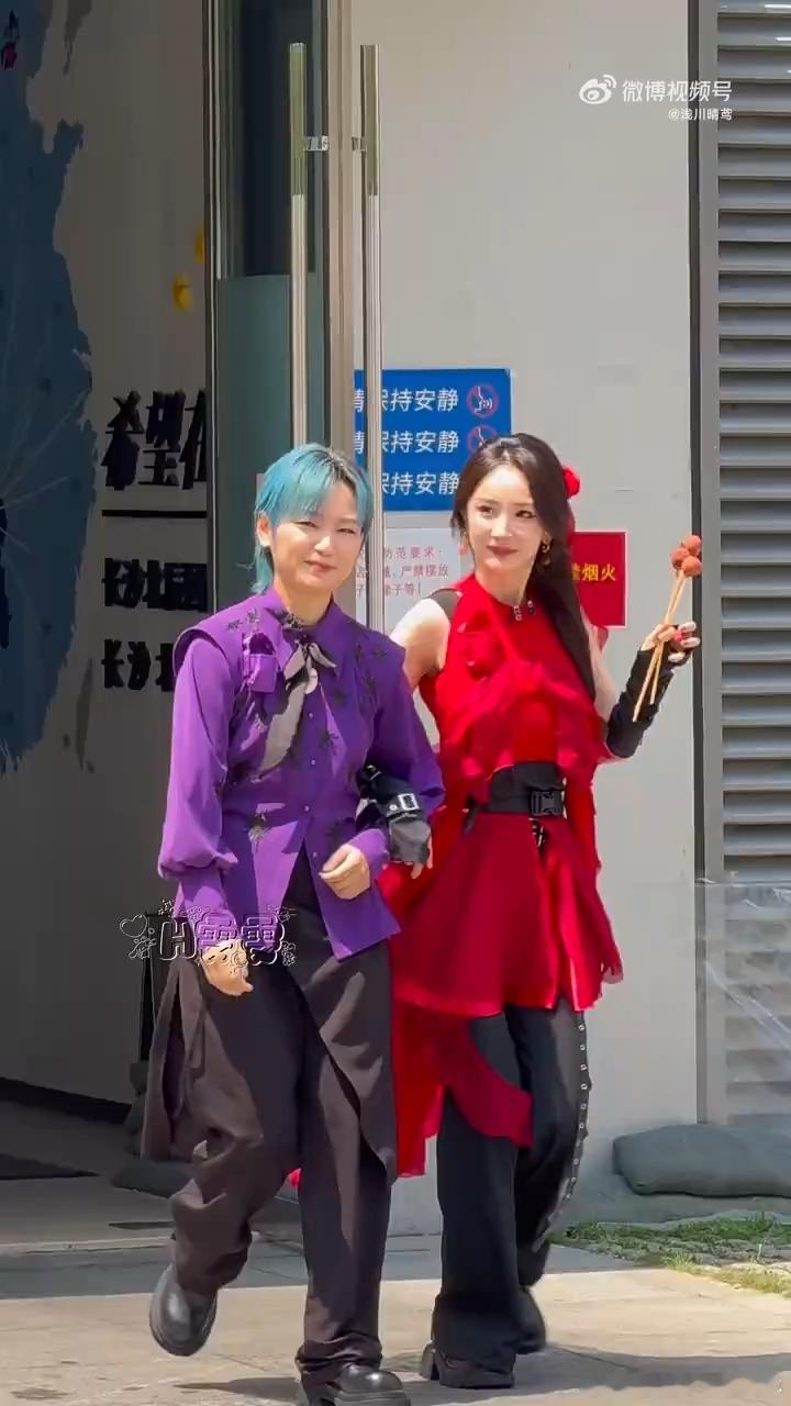 杨幂周笔畅大红大紫组合杨幂拿着荔枝录密逃 ​好的 ​​​