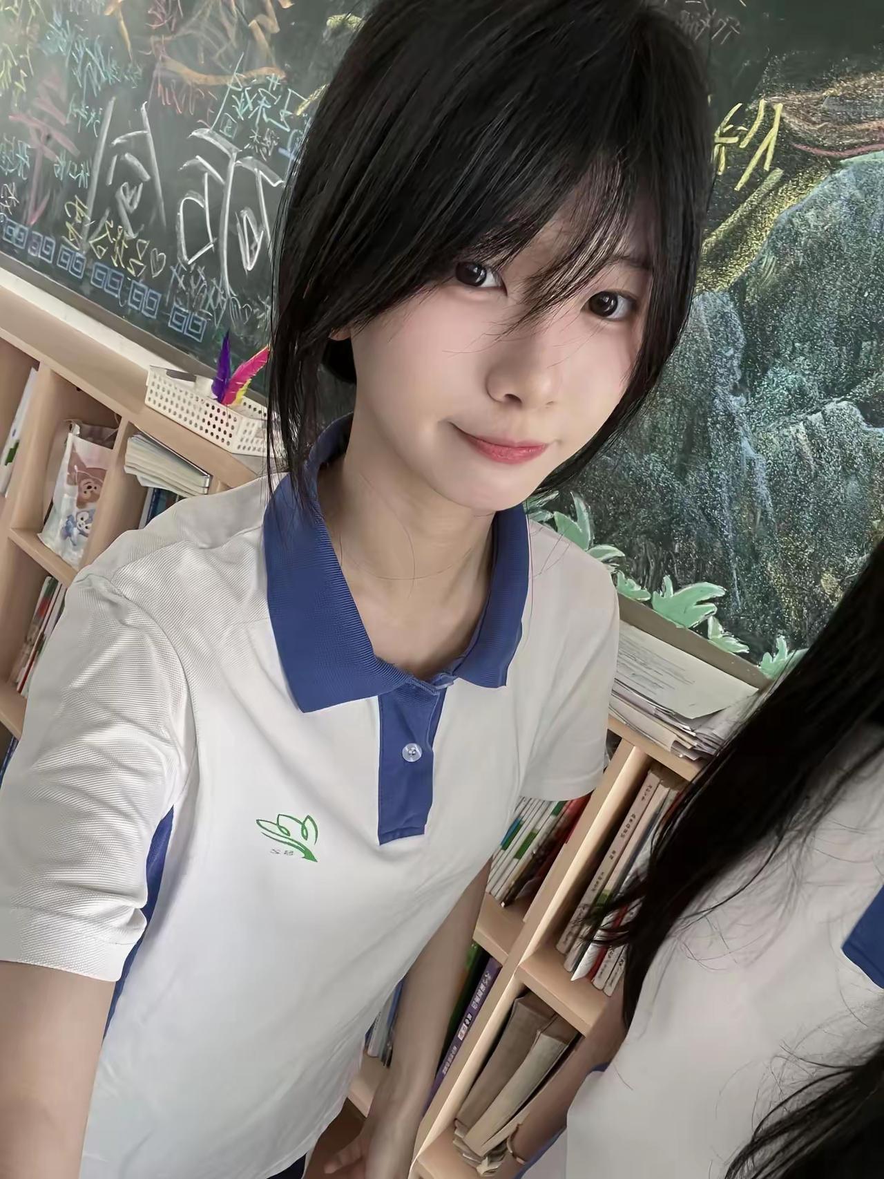 两位同学在教室里自拍。同宿舍同学合影 教室青春照