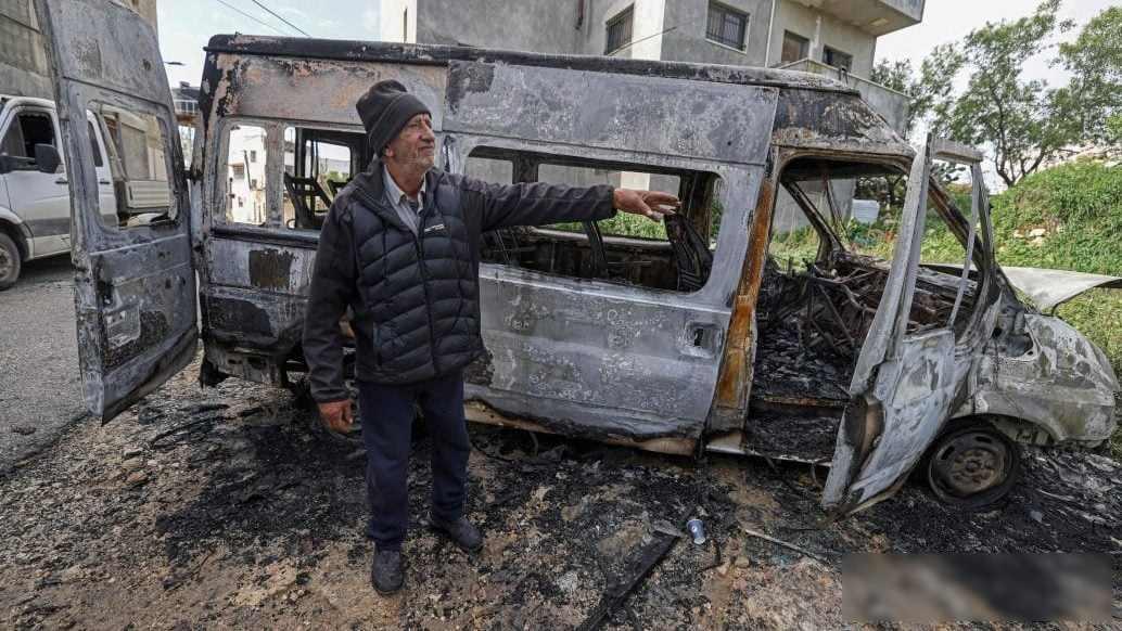 西岸火光未熄，伦敦救护车烧成铁架，仇恨在手机屏幕里接力跑

3月22号下午，在约