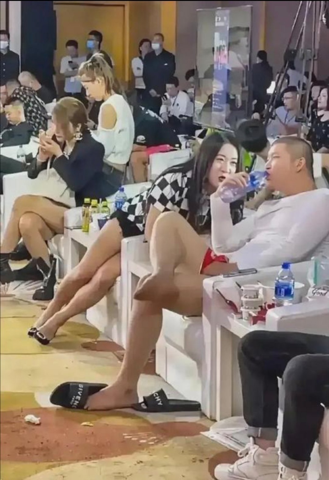 有网友说，二驴风光的时候简直不可一世，公开正式场合，穿着红裤衩子和拖鞋就进来。而