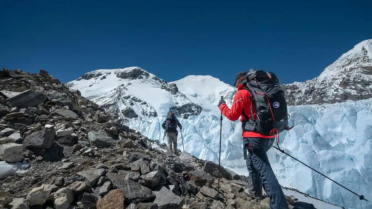 “山永远在那里，生命只有一次。”

这句话出自今年8月布洛阿特峰雪崩后的登山圈讨