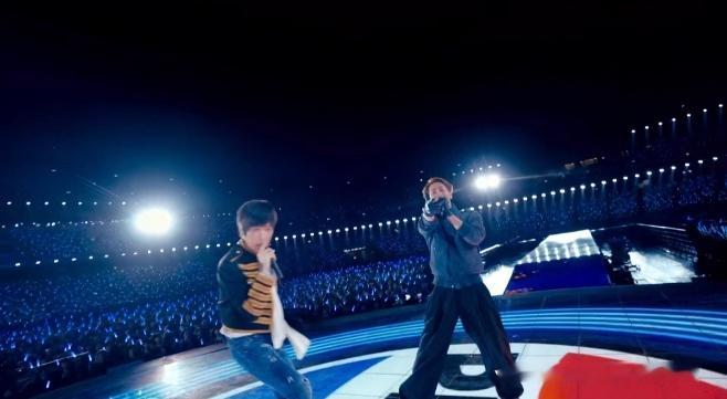 王嘉尔阿信两种渴望一种答案王嘉尔搭档阿信演绎《Alive》，诠释品牌传递的正向态