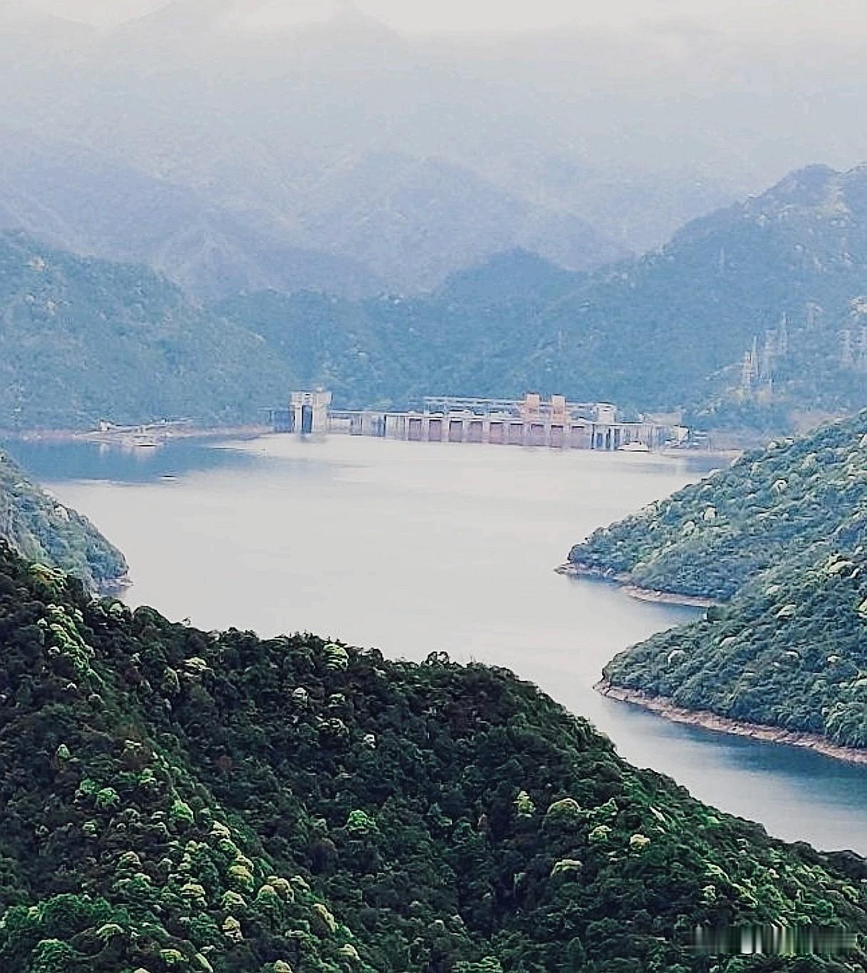 雨雾千岛湖登高感怀
 
贺城峦屿水云藏，
万顷琉璃接莽苍。
天屿凌梯穿雾起，
冠