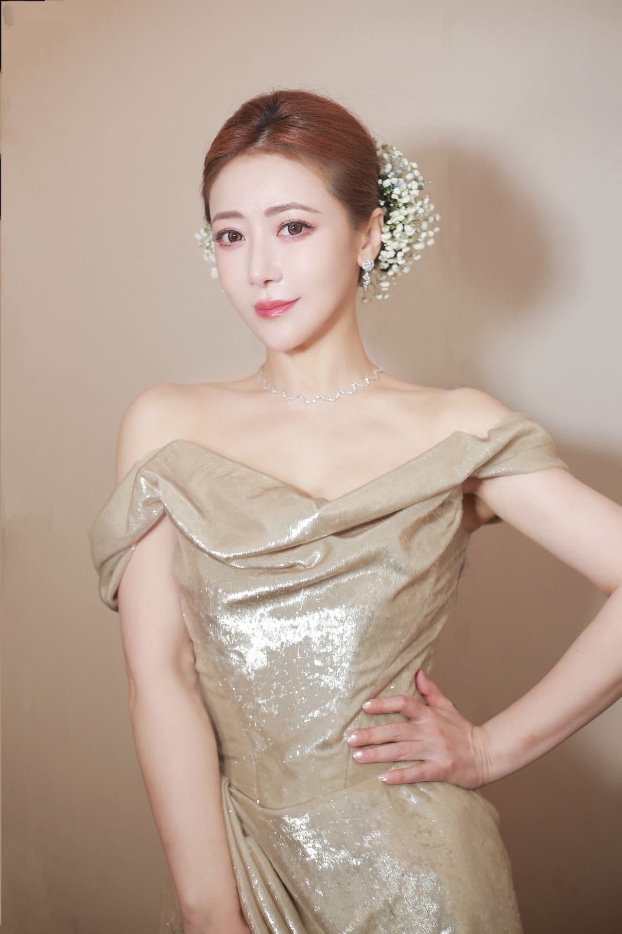 这组图美到失语！缎面裙的光泽裹出好身材，发侧满天星衬得脸蛋又嫩又娇，姐姐状态封神