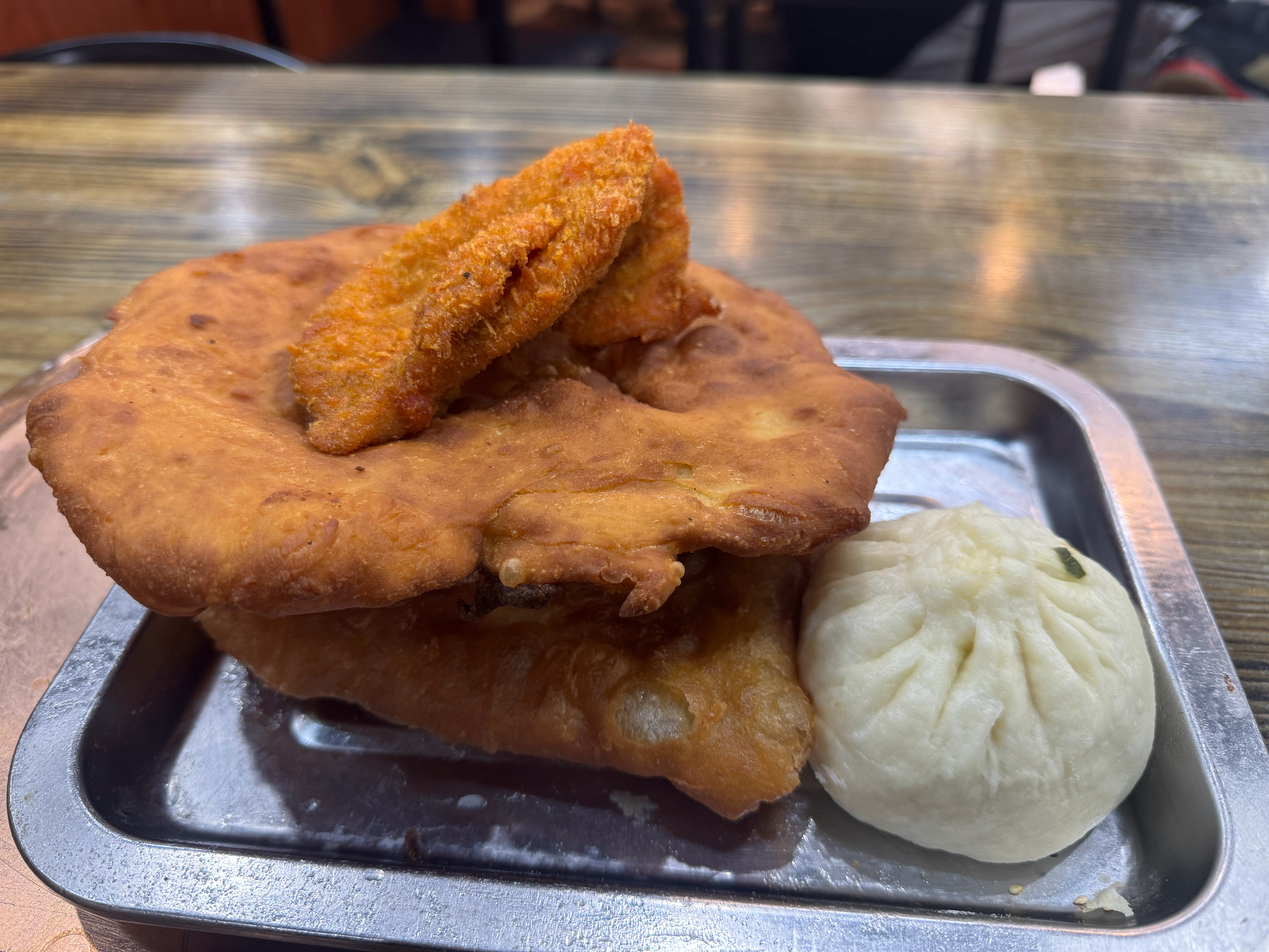 你说在天津生活不锻炼能行吗？ 天天这么诱惑。这早餐你要吃吧，压力大。你要不吃吧，