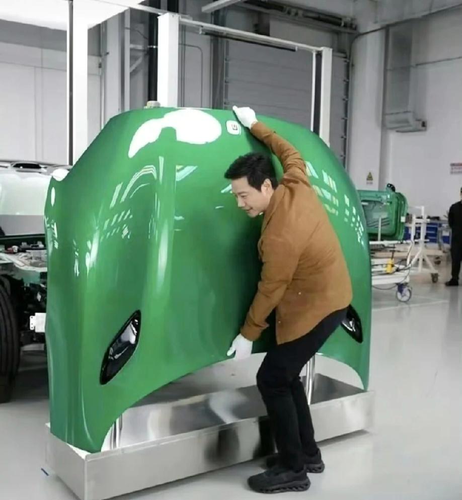 雷总亲自上手搬前机盖，这整的又是哪出啊？
今天，雷总直播拆小米yu7，某音直播间