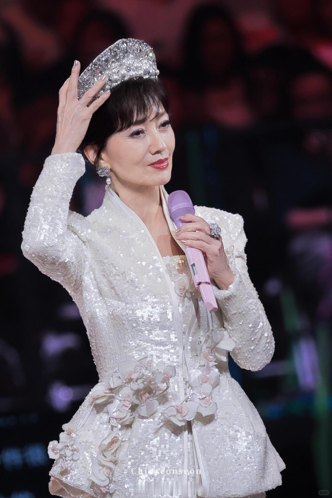 赵雅芝小小的脸上全是五官 自带优雅气质还自带可爱滤镜，精致五官配上呆萌傻笑，姐姐