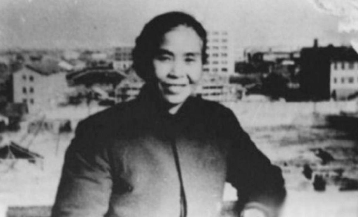 毛主席与贺子珍久别重逢，前妻带走药品和香烟，毛主席担忧：是不是要出事？
1935