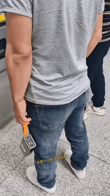 看大哥这个发型就知道不是一般人
