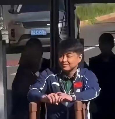 王皓在场馆外被一群极端粉丝追着骂，还被齐声高喊“林诗栋上一单”。他当场掏出手机对
