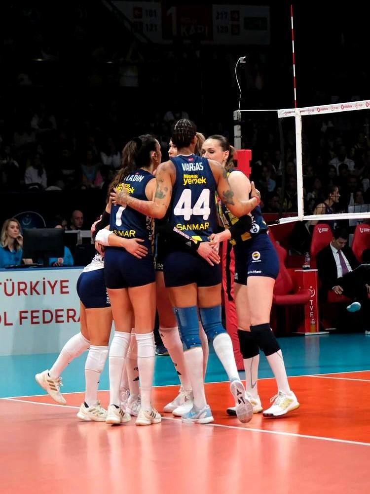 常规赛那股劲儿，到季后赛真不管用。

土超女排半决赛，常规赛两次掀翻费内巴切的泽