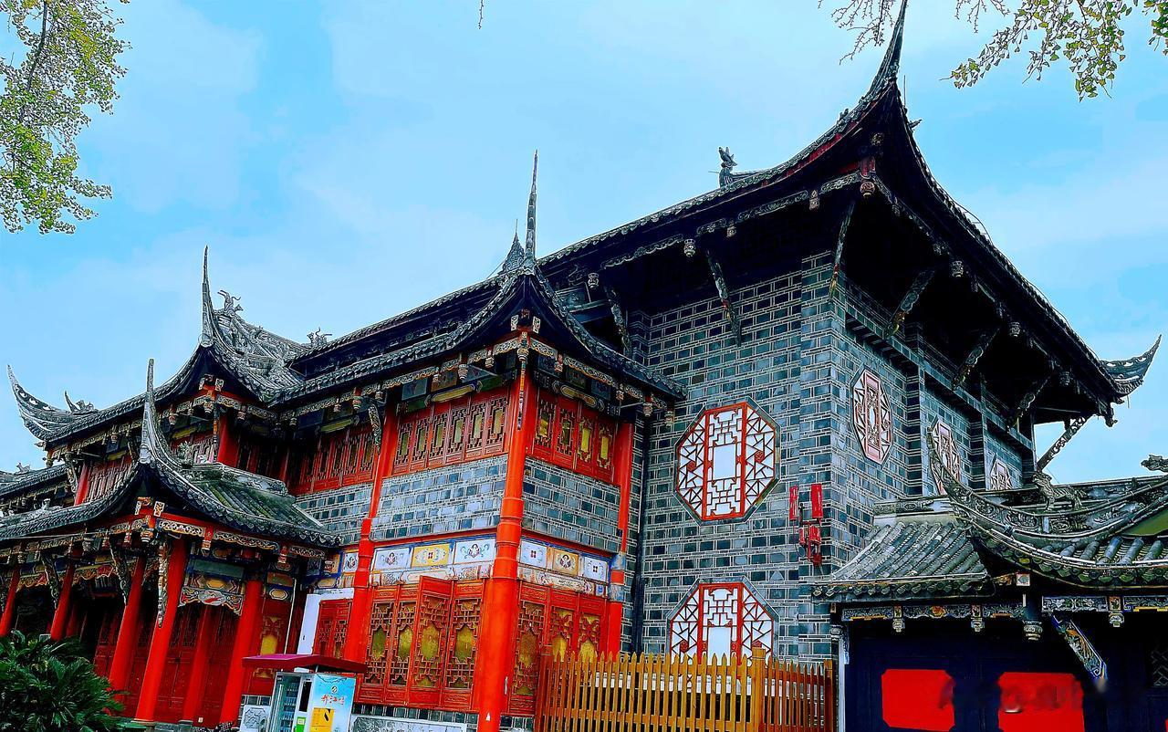 建筑是凝固的思想，是用木石砖瓦写成的史书。
古老的建筑更是文化气质的外显，世界上