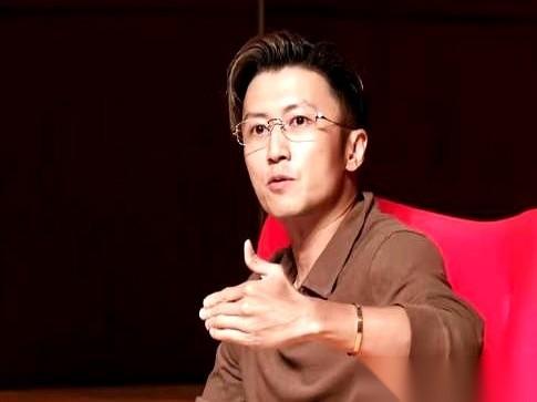 谢霆锋在港大办讲座，底下黑压压一片人，结果全场焦点，压根不在他说了什么。
所有人