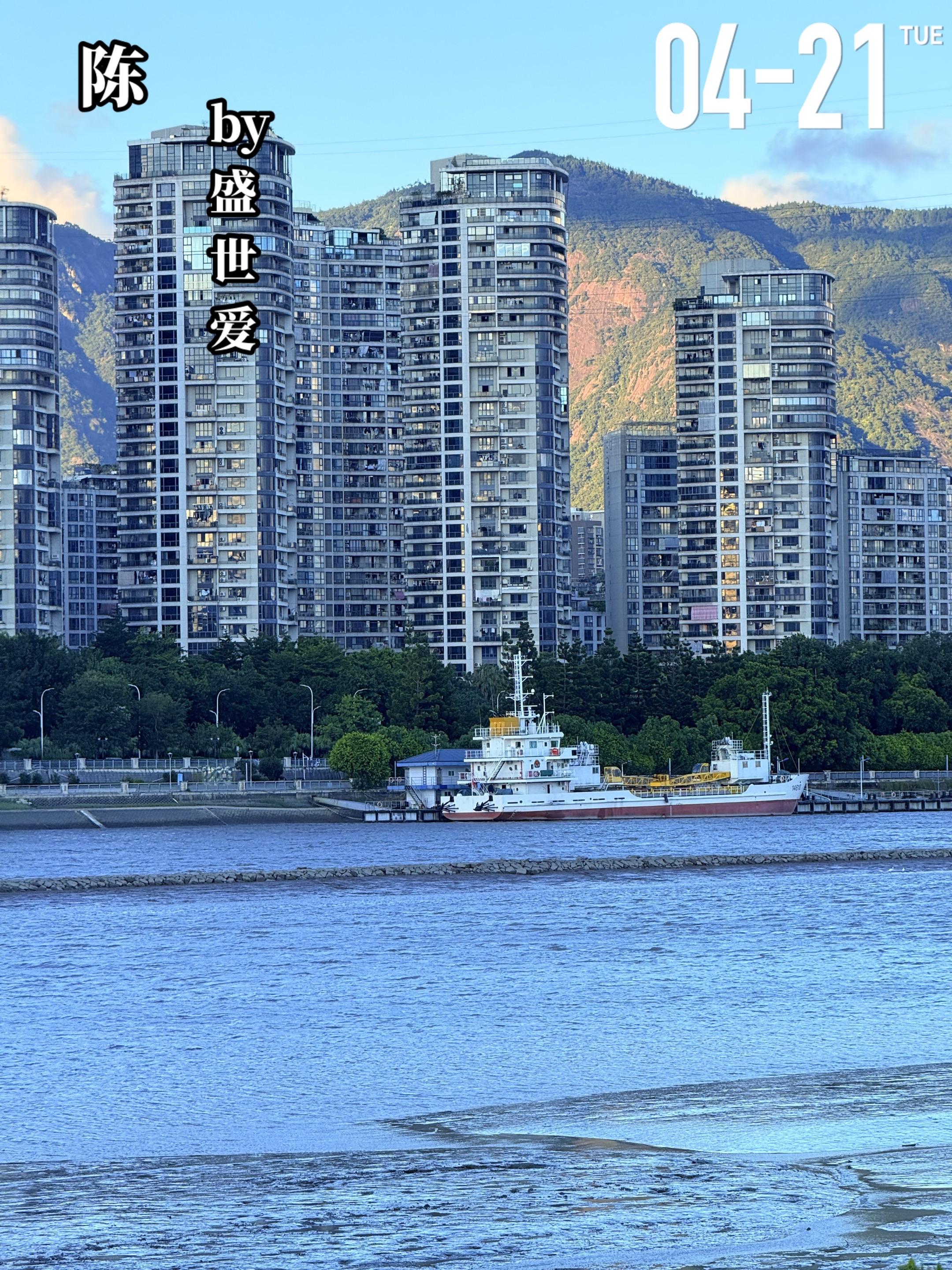 《陈》by盛世爱。高中时，梁肆（女主）和好友裴叶琪（陈励深后妈的女儿）...