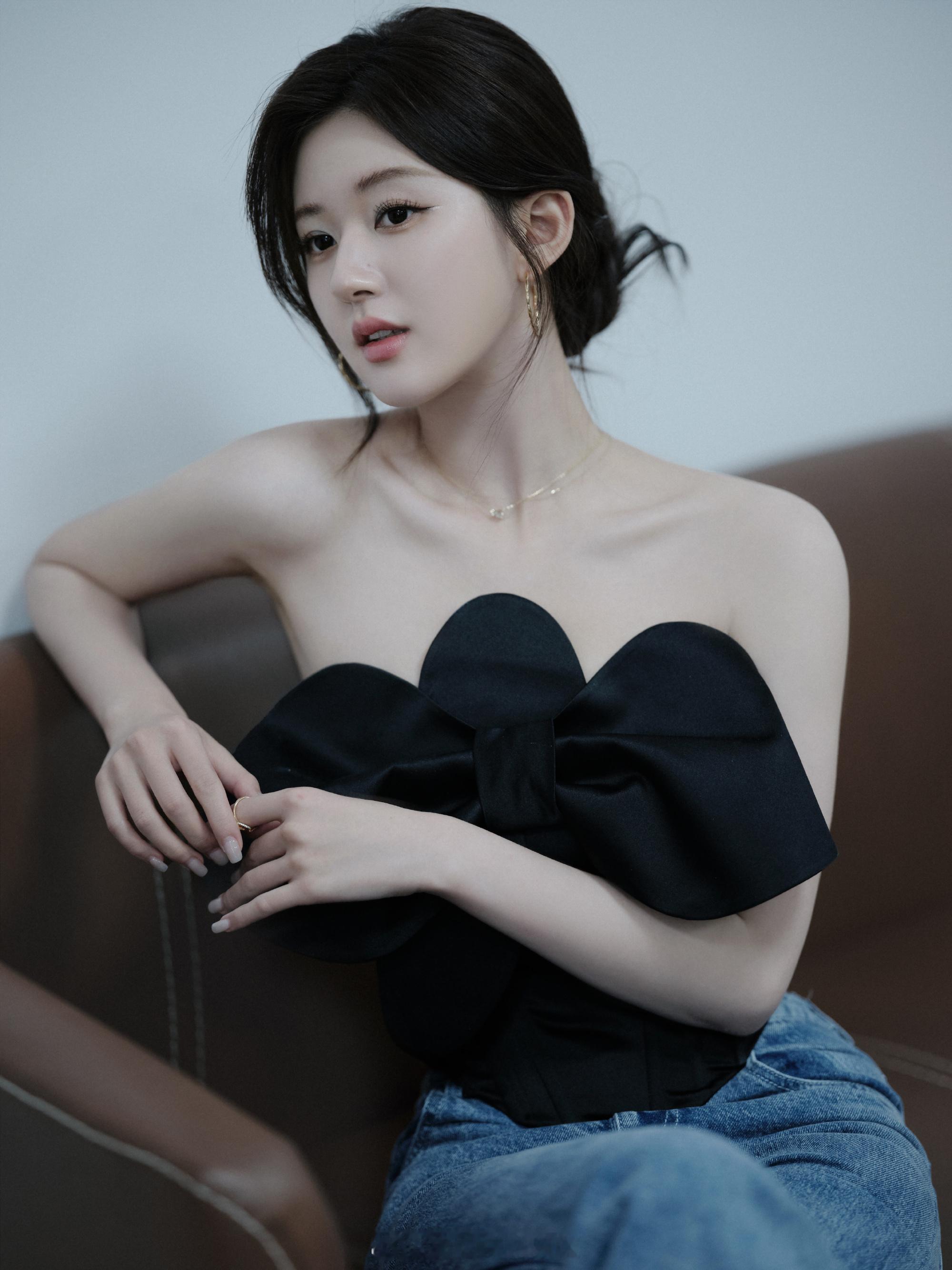 赵露思黑色抹胸裙直播造型 