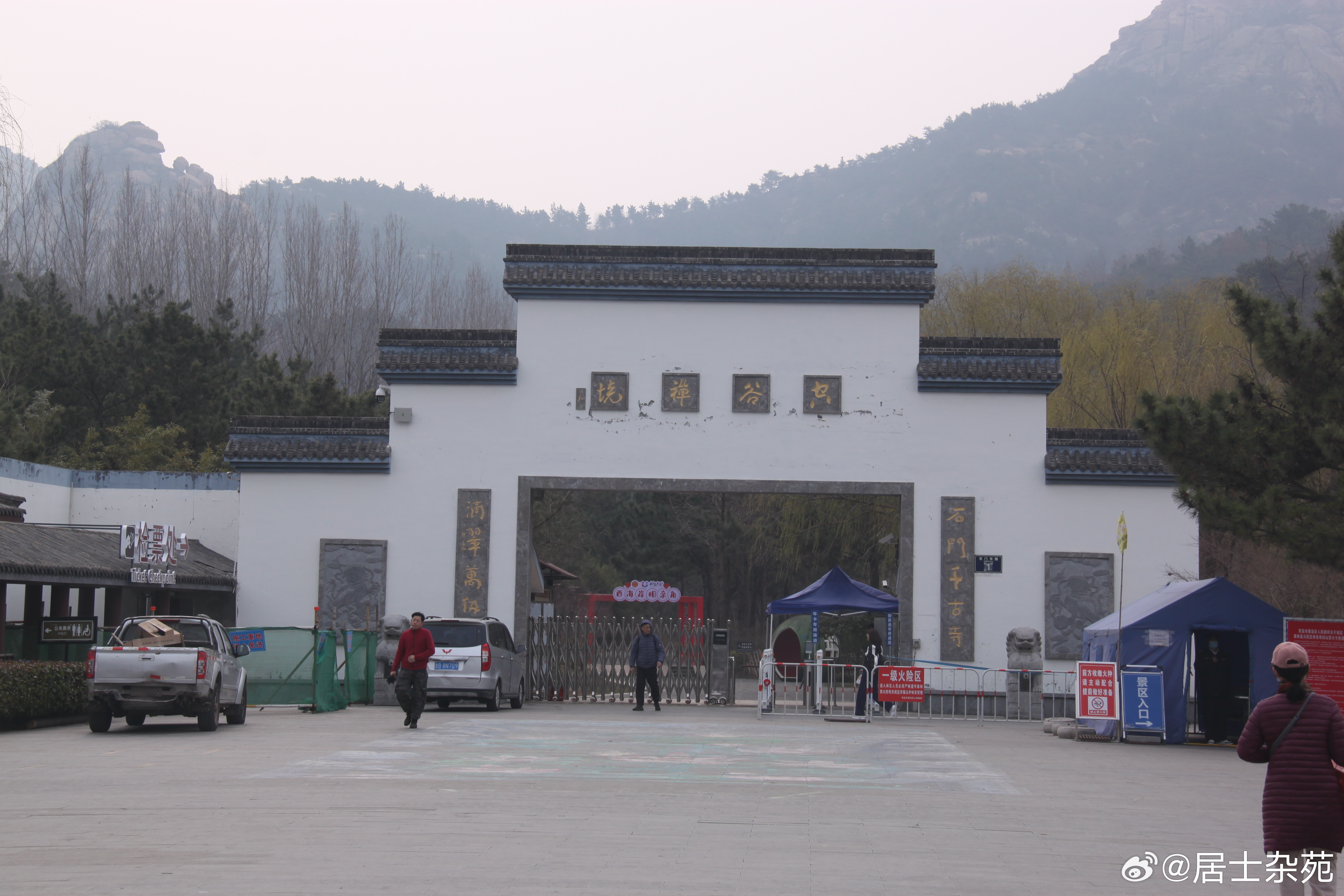 大珠山位于山东青岛西海岸新区（黄岛区）东南部海滨，为崂山余脉，有“东崂西珠”“双