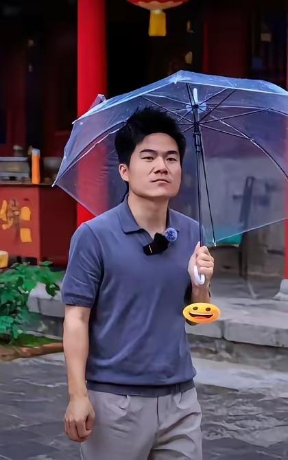 董宇辉啊董宇辉
你最难的时候，70人的团队连明天的方向都摸不着，可总有人愿意为你