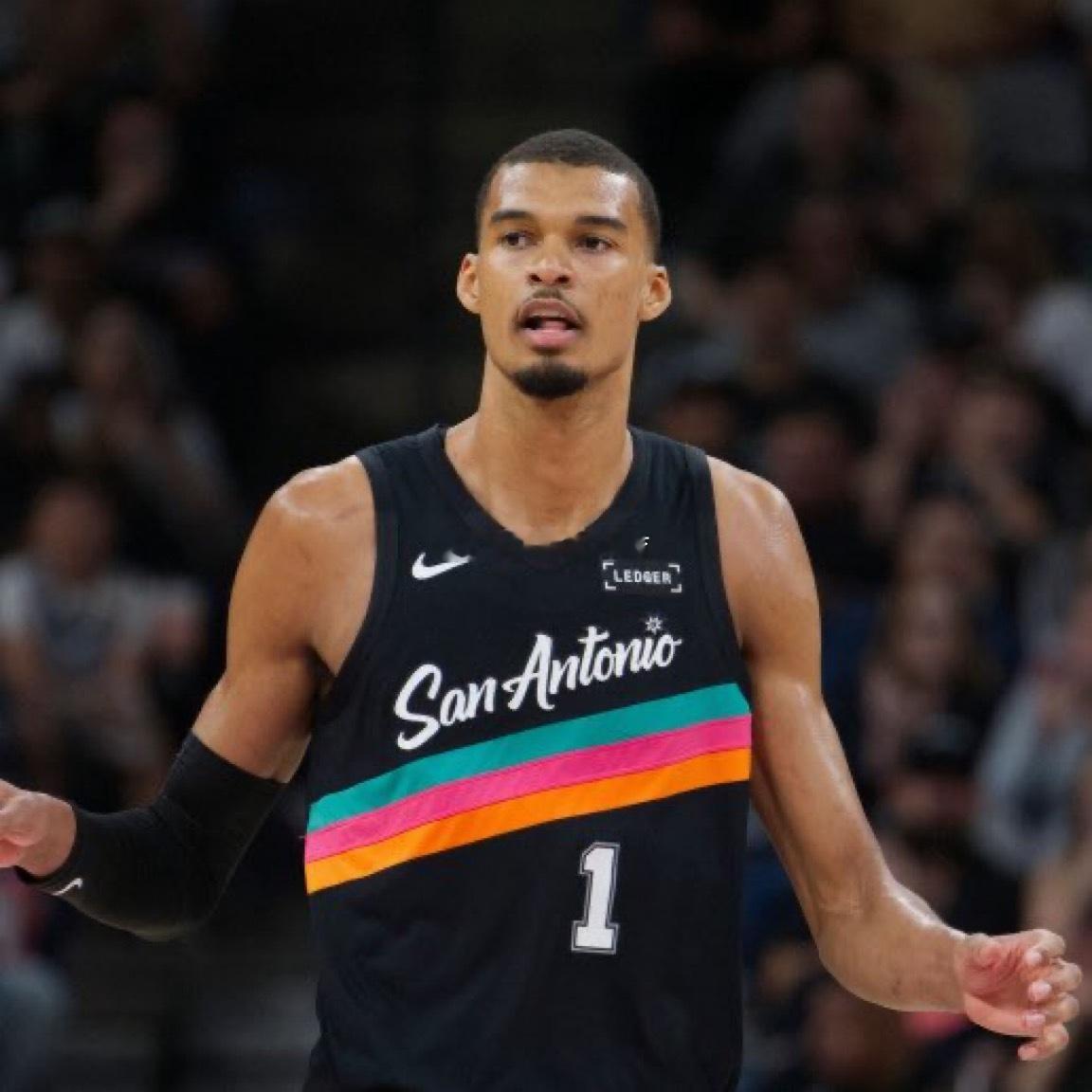 文班亚马回应那些称他“太情绪化”和“gay”因为在球场上哭泣的人：“我认为这首先