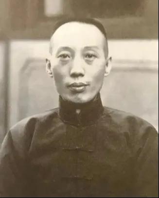 1918年，因为妻子生不出儿子，他找了个情妇生孩子，然而，儿子刚出生就被保姆摔死