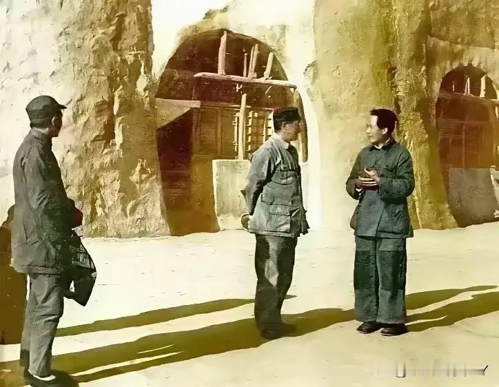 这张照片是1941年，毛主席在延安时期拍摄的。

图中有三个人物，最右边的是毛主