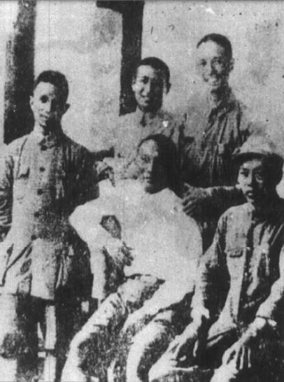 一九四八年十月，济南战役后，出席华东野战军曲阜会议。此为部分领导人在一起。
前排