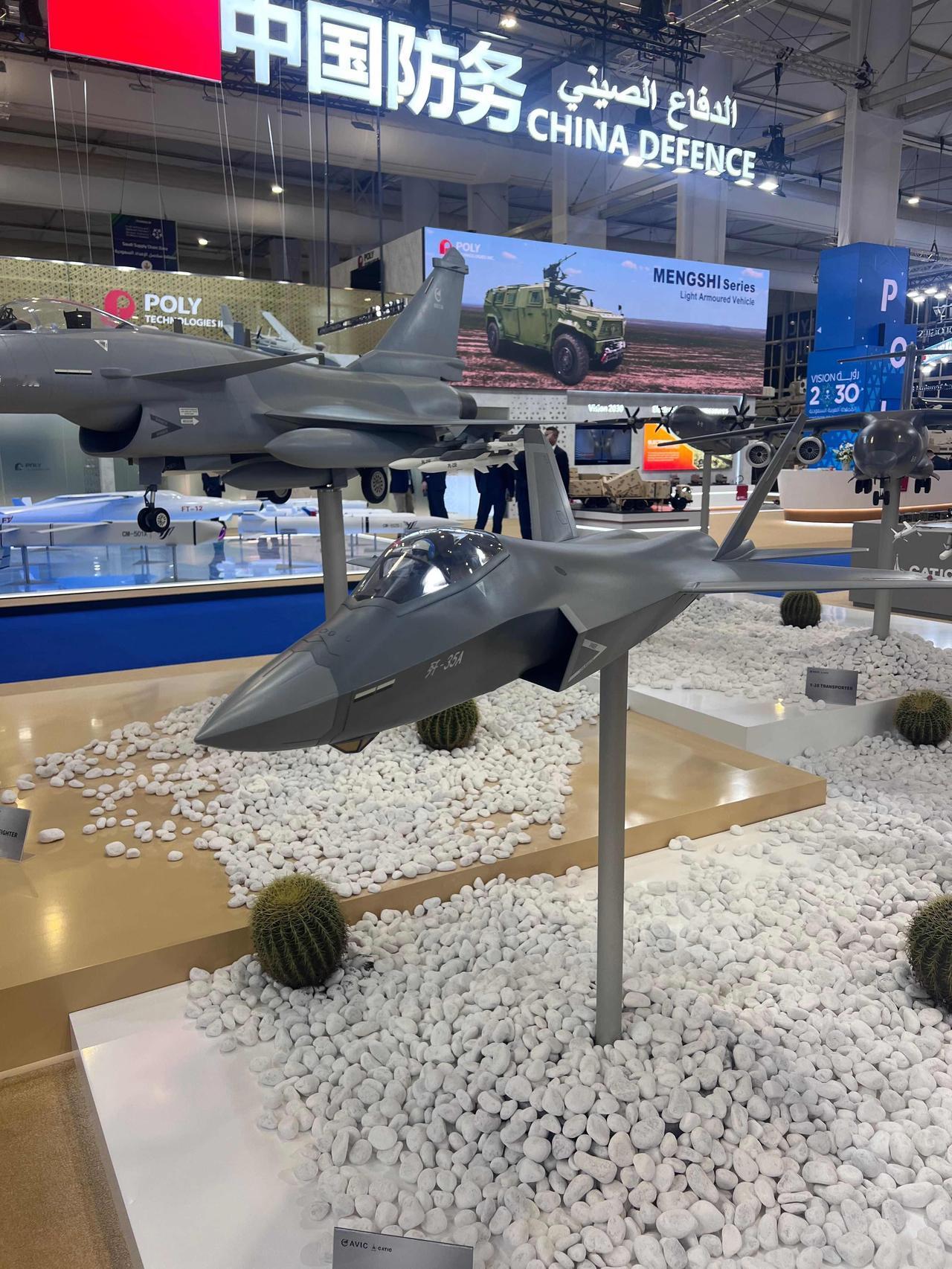 正在参加2026年在利雅得举行的世界防务展的中航工业重点展示了其先进的战斗机、无