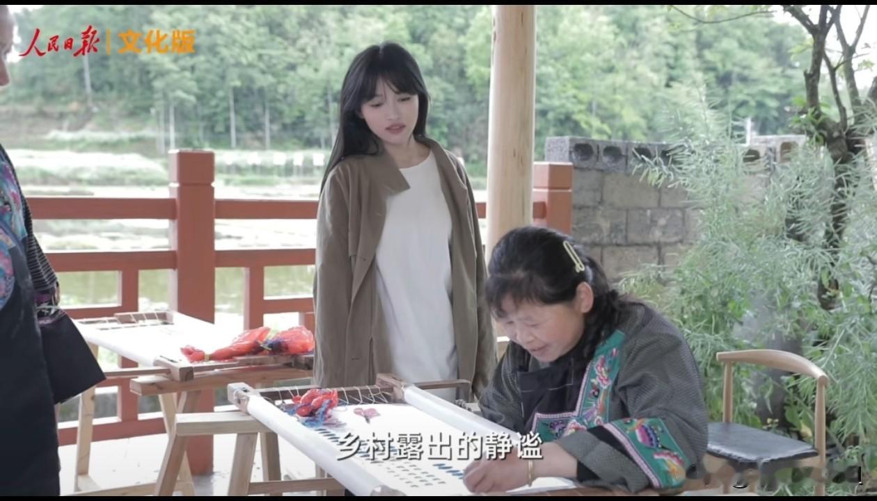 没想到停更视频一年多的李子柒
居然在官媒文化版发文
首次阐述其工作重心的转变
以