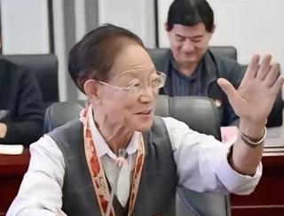“我老了，不需要那么多钱。”2020年，一生抠门的大学教授王泽霖，却大手一挥捐出