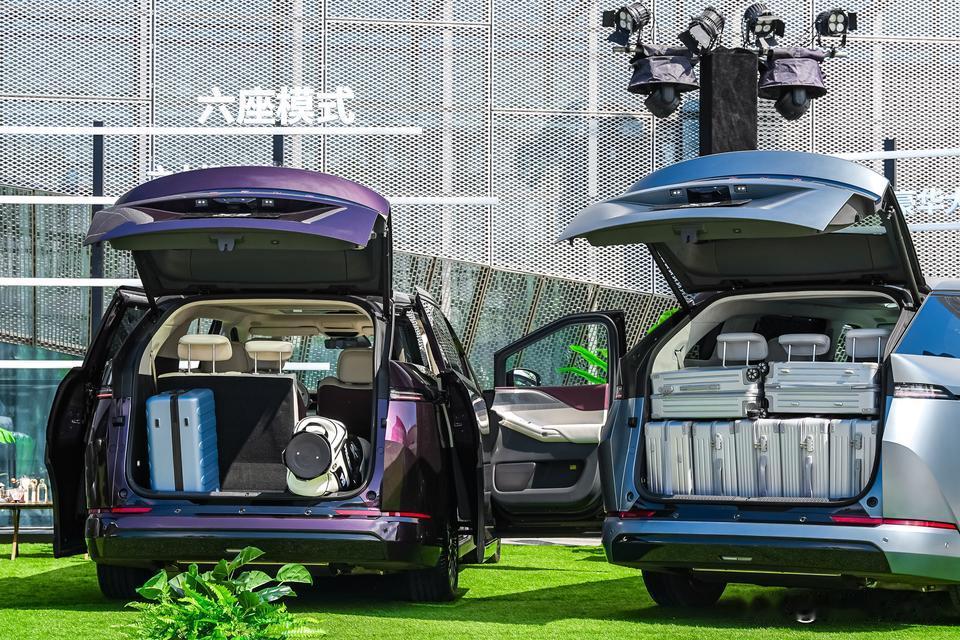 空间魔法，就此解锁！
小鹏X9超级增程，全球首发三排电动三折叠。
4座露营房、5